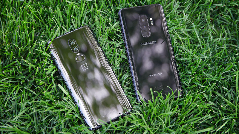El OnePlus 6 y el Galaxy S9+ son prácticamente del mismo tamaño.